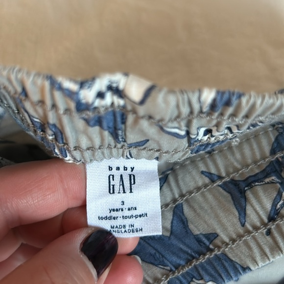NWOT Baby Gap shark shorts for 3T - Picture 2 of 4
